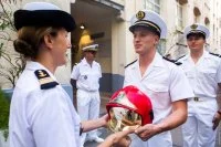 Remise de casques aux officiers Marins-Pompiers nouvellement embarqués