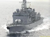 La frégate Primauguet se présente pour un ravitaillement à la mer