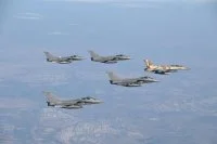 4 chasseurs Rafale du groupe aéronaval et un chasseur F-16i israélien