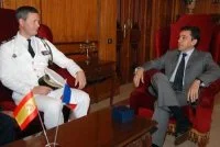 Le maire de Santa Cruz de Tenerife reçoit le commandant du navire français Monge