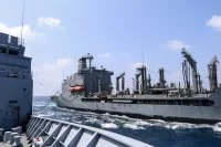 Le pétrolier ravitailleur américain USNS Big Horn ravitaille le bâtiment de commandement et de ravitaillement Var