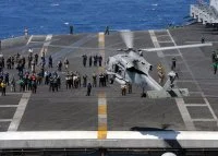 Un avis important sur le pont du porte-avions américain Theodore Roosevelt