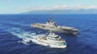 Le bâtiment de soutien Bougainville et le bâtiment amphibie japonais Kunisaki