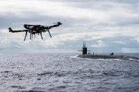 Un véhicule aérien sans pilote livre une charge utile au sous-marin nucléaire lanceur d'engins de classe Ohio USS Henry M. Jackson