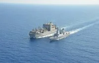 La frégate Forbin se ravitaille auprès du ravitailleur USNS « Medgar Evers »
