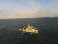 Le bâtiment de soutien Rhône aux abords du parc éolien de Saint-Nazaire