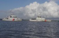 La vedette côtière de surveillance maritime Organabo et a le patrouilleur des garde-côtes surinamien P201
