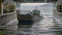 Un engin de débarquement italien pénètre dans le radier du PHA Mistral