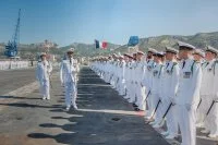 Le nouveau commandant inspecte l'équipage du porte-avions