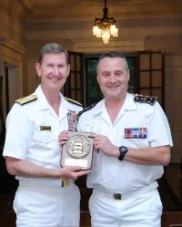 Le commandant de l'école navale et son homologue américain