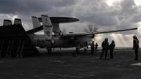 Un avion de guet aérien E-2D Hawkeye décolle du porte-avions USS Gerald R. Ford