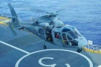 Un hélicoptère Dauphin effectue une évacuation sanitaire