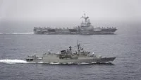 Le porte-avions Charles de Gaulle et la frégate grecque HS Spetsai