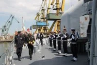 Le commandant présente le Jean Bart au commandant de la flotte de surface roumain