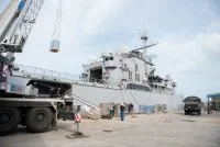 La frégate Ventôse embarque du matériel de secours destinés aux habitants des îles de St-Martin et St-Barthélémy
