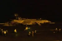 Opérations de nuit sur le pont d'envol du porte-avions USS Abraham Lincoln