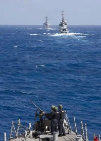 Les destroyers USS Ross et USS Laboon manoeuvrent avec la frégate Cassard