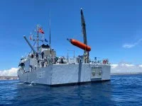 Le chasseur de mines turc TCG Ayvalik remonte une mine d'exercice