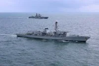 Le destroyer britannique HMS St Albans surveille le bâtiment russe Admiral Levchenko