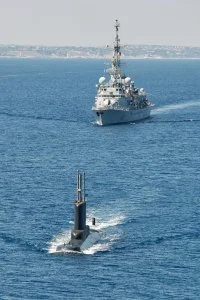 Le sous-marin grec Poséidon devant la frégate Jean de Vienne