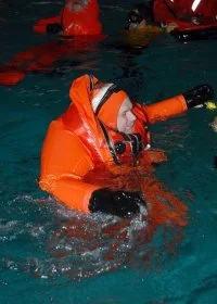 Le technicien sonar de 1è classe Stanley Lowe, affecté Ã  l'USS Michigan, apprend Ã  utiliser la combinaison MK-10 Ã  la base navale de Kitsap