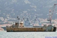 La coque de l’ex-Argens transférée à la base navale de Toulon