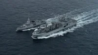 Le bâtiment ravitailleur de forces Jacques Stosskopf effectue un ravitaillement à la mer avec la frégate de défense et d’intervention Amiral Ronarc’h