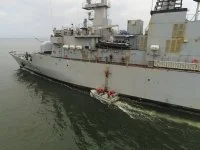 Une équipe de visite de la marine gabonaise monte à bord du Germinal