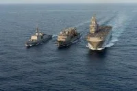 Var, Dixmude et Aconit en ravitaillement à la mer