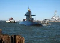 Le HNLMS Walrus se prépare à accoster