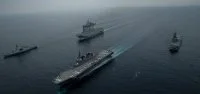 Les bâtiments des marines américaine, française, japonaise et australienne naviguent en formation