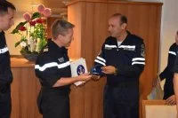 Le commandant du Courbet et celui du BPC égyptien Anwar El-Sadate échangent des cadeaux