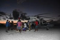 Le Dauphin du détachement 35F de Tahiti posé sur l'atoll de Tenarunga