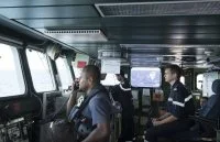 Un officier tongien de contrôle des pêches en passerelle du Vendémiaire