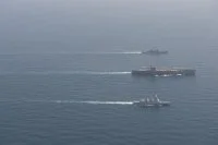 Le porte-avions USS Dwight D. Eisenhower, le croiseur lance-missiles USS San Jacinto et la frégate Forbin