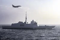 La frégate Provence survolée par un Rafale de l'armée de l'air
