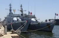 Relève à Dakar entre le Commandant Blaison et le Lieutenant de vaisseau Lavallée