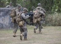 Une compagnie d'US Marines débarque sur l'île de Tinian