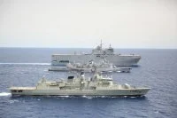 Le BPC Tonnerre et la frégate Georges Leygues croisent le navire-amiral de l’opération Atalante, la frégate portugaise Alvares Cabral