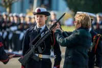 Madame Sinquin, sous-préfète du Morbihan, remet une fourragère