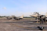Trois chasseurs Rafale Marine sur la base aérienne singapourienne de Paya Lebar
