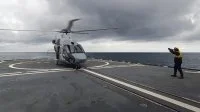 Un hélicoptère H160 sur le pont d'envol de la frégate Auvergne