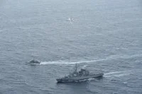 Un Falcon 200 Gardian survole le Vendémiaire et le patrouilleur Kikau, de la marine fidjienne