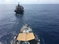Le patrouilleur de haute-mer Commandant Birot se ravitaille auprès du tanker maltais Anuket Pearl