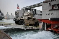 Un engin de l'armée de terre débarque d'un EDAR