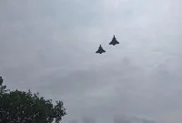 Deux chasseurs Rafale marine survolent le petit village de La Lande-Chasles