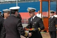 Le nouveau commandant reçoit le pavillon devant être hissé