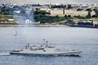 La frégate lance-missiles indienne « Tabar » arrive à la Base navale de Brest