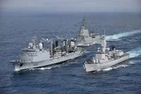 Le BCR Somme et les frégates espagnole ESPS Alvaro De Bazan néerlandaise Zr.Ms. van Amstel