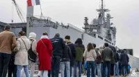 Les visiteurs forment une longue file d'attente avant d'accéder au Tonnerre
